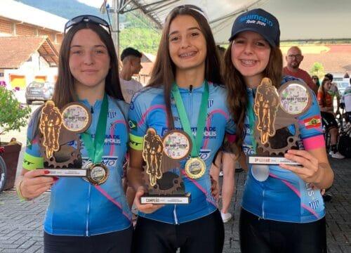 Atletas da equipe de ciclismo feminino do Avaí F.C. / FME Florianópolis/ APGF comemorando vitória