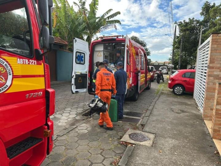 Equipe de Bombeiros e Equipe Aeromédica atuando juntas no resgate de um idoso em Florianópolis