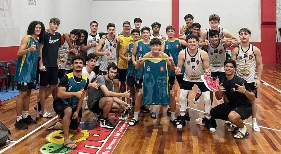 Equipe de São José liderando o Circuito Catarinense de Basquete em Blumenau