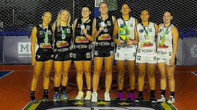 Atletas comemorando vitórias esportivas