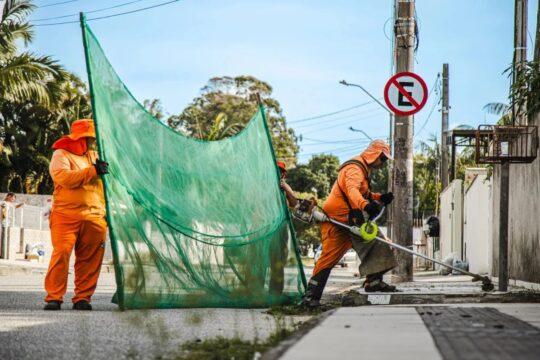 Equipes trabalhando na limpeza das ruas de São José
