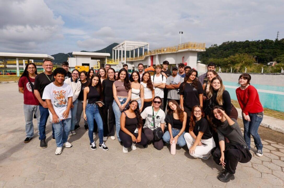 Estudantes do Instituto Federal de Santa Catarina visitando a Estação de Tratamento de Esgoto Ingleses