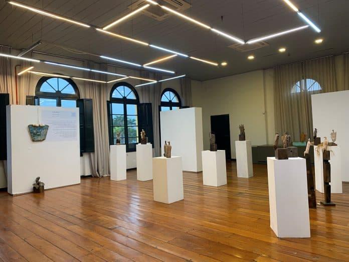 Escultura em cerâmica na exposição Vigias