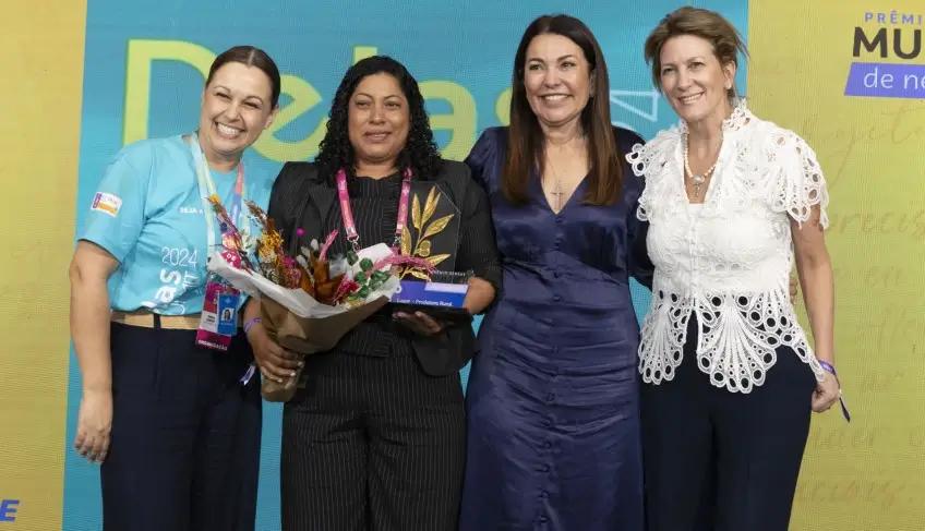 Mulher colhendo uvas em chácara
