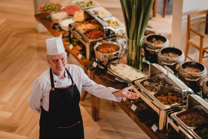 Feijoada com acompanhamentos