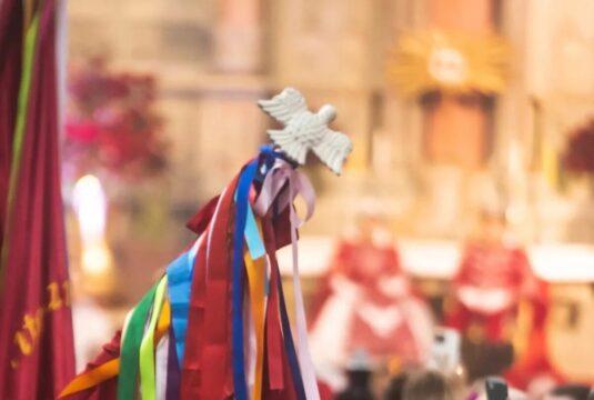 Cortejo das bandeiras e Divina Sopa na Festa do Divino em São José