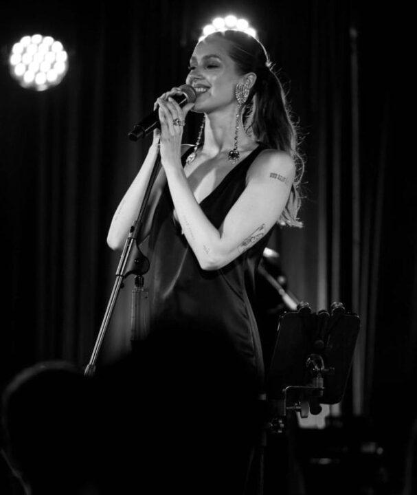 Flora Cruz se apresentando no palco do Negroni Bar