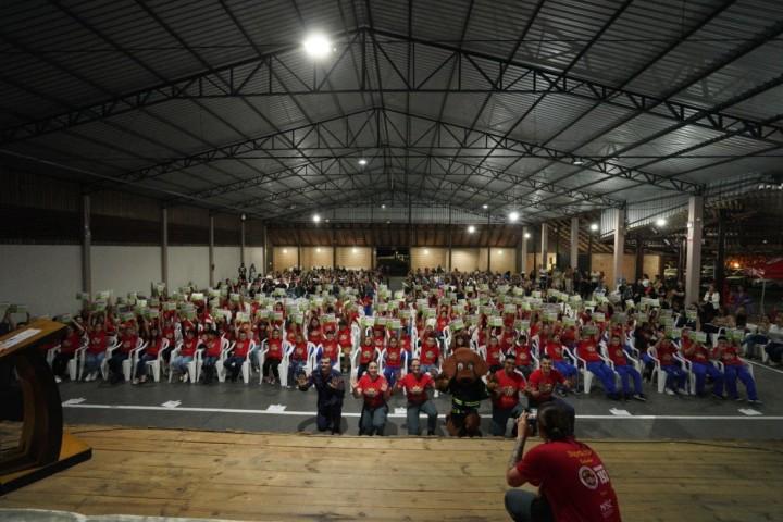 Crianças fazendo juramento durante formatura do Bombeiro Mirim em Catanduvas