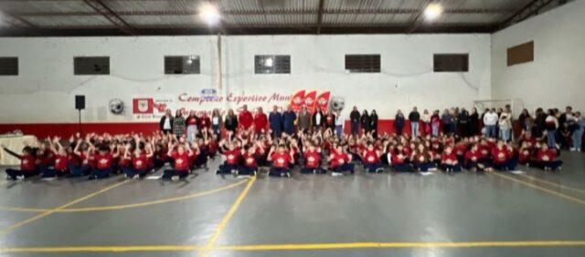 Imagem da formatura da primeira turma do Programa Bombeiro Mirim em Treze Tílias