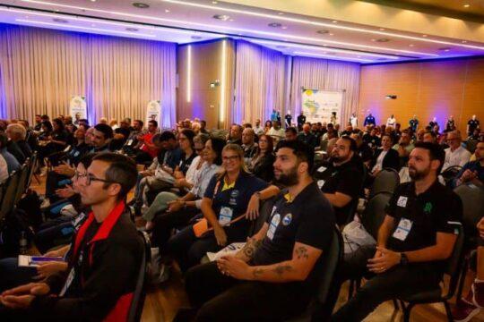 Medalhistas olímpicos reunidos em evento esportivo