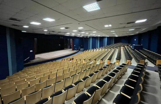 Atletas participando de palestra sobre formação esportiva