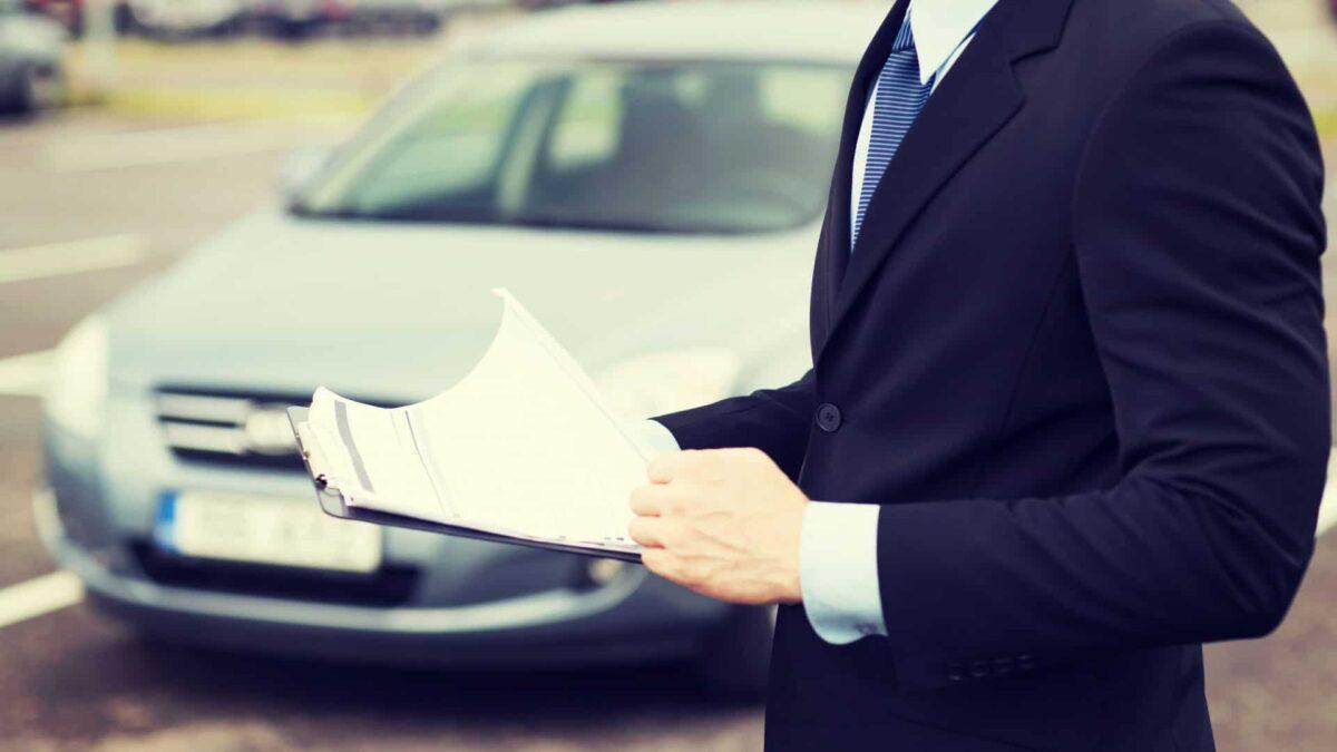 Carro usado em manutenção