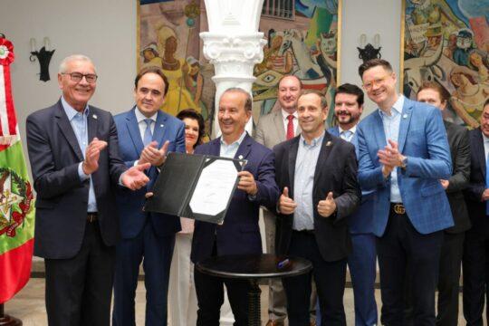 Governador Jorginho Mello assina contratos de incentivos para empresas em SC