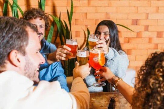 Drinks e pratos servidos durante o Happy Hour em Florianópolis