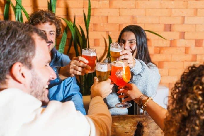 Drinks e pratos servidos durante o Happy Hour em Florianópolis