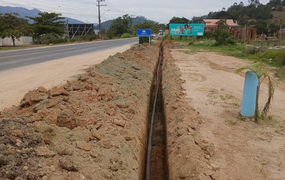 Foto de hidrante instalado em frente ao 8º Batalhão de Bombeiro Militar de Santa Catarina