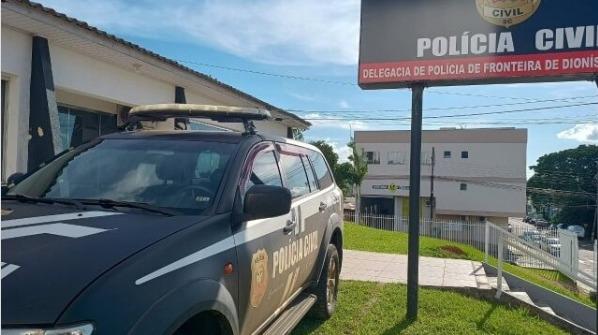 Homem sendo preso por crime de furto qualificado em estabelecimento comercial