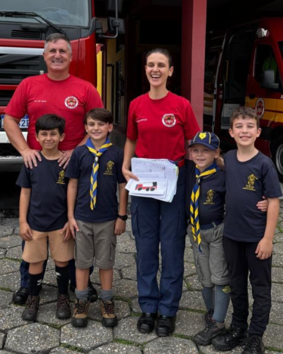 Escoteiros entregando cartas para bombeiros