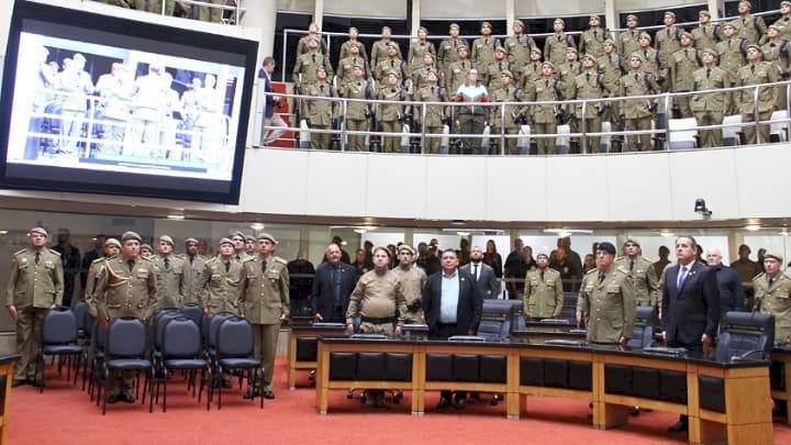 Foto da homenagem da Alesc à Polícia Militar de Santa Catarina