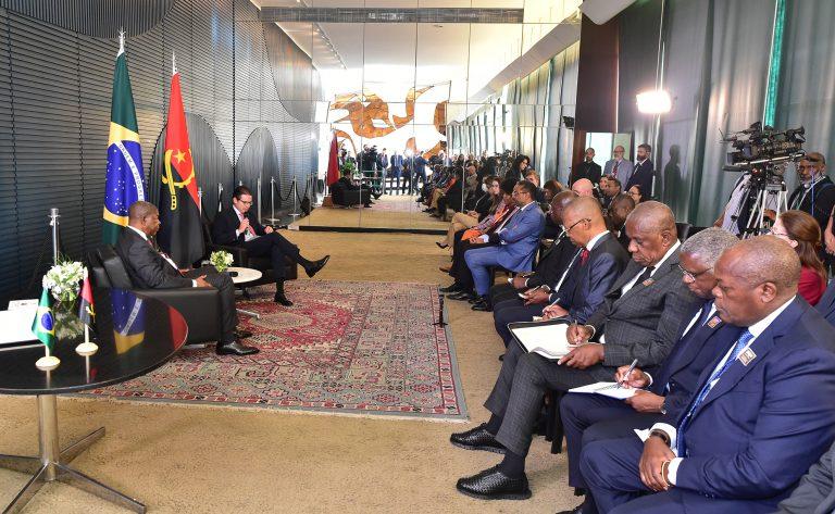 Hugo Motta e João Lourenço apertam as mãos durante reafirmação de parcerias entre Brasil e Angola