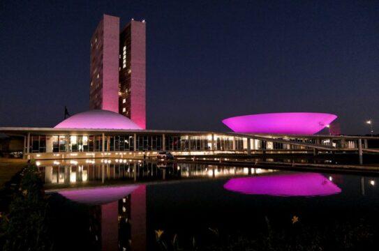 Iluminação rosa no Congresso em apoio à saúde da mulher