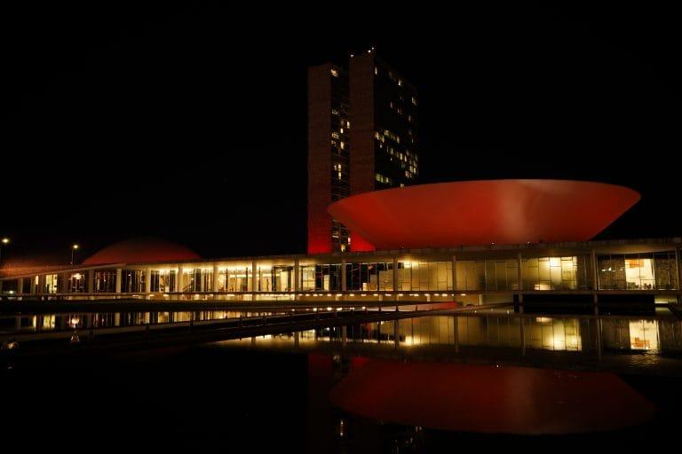 Iluminação vermelha no Congresso em apoio ao Dia Internacional da Dignidade Menstrual