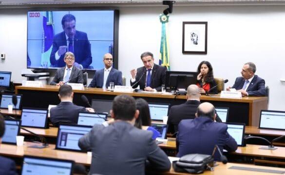 Ilustração de uma rodovia com praça de pedágio