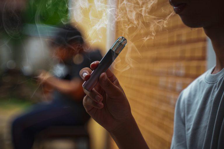 Cigarros eletrônicos crianças adolescentes