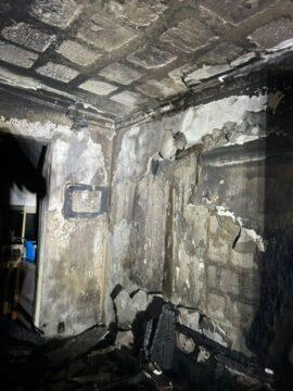 Bombeiros combatendo incêndio em apartamento residencial