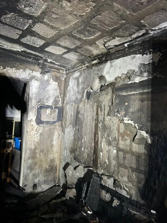 Bombeiros combatendo incêndio em apartamento residencial