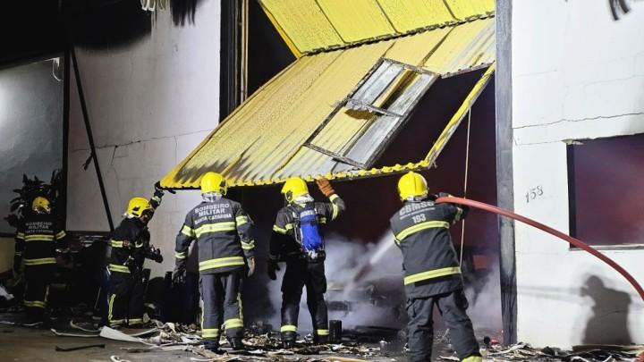 Incêndio de grandes proporções em galpão