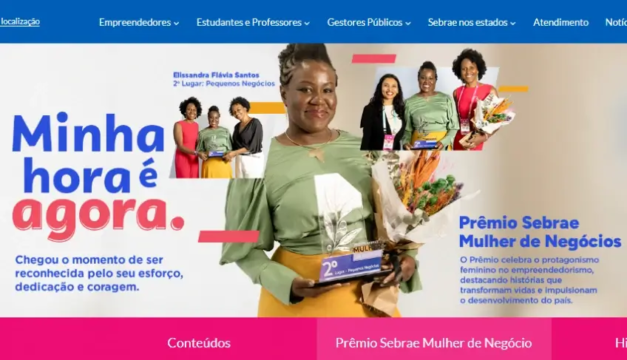 Mulher preenchendo formulário de inscrição