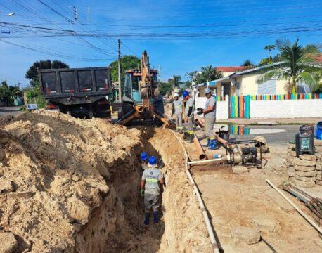 Foto das obras de instalação da rede coletora em Passo de Torres