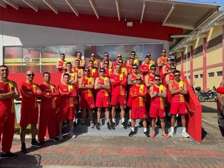 Instrutores de guarda-vidas em treinamento na praia