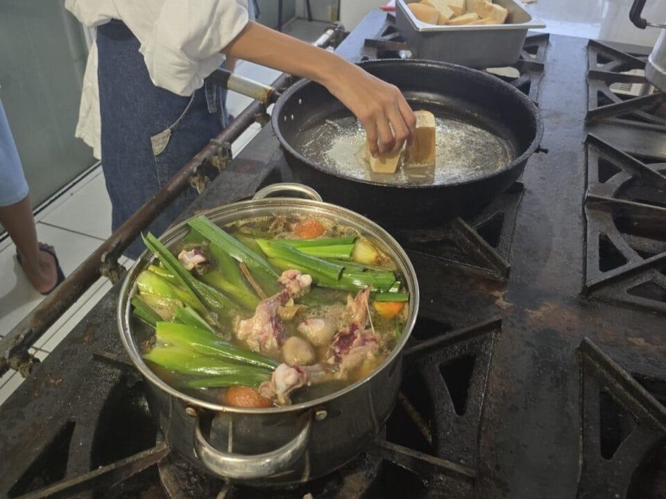 Internos preparando pratos em curso de gastronomia