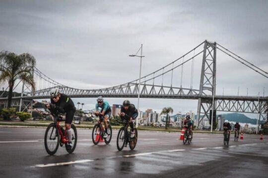 Atletas competindo no Ironman Brasil 2025
