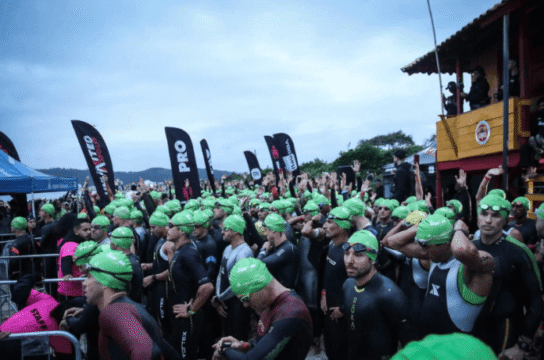 Atletas competindo no Itaú BBA IRONMAN Brasil em Florianópolis
