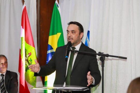 Presidente da OAB/SC Juliano Mandelli em evento no interior de Santa Catarina