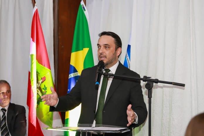 Presidente da OAB/SC Juliano Mandelli em evento no interior de Santa Catarina