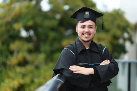 Jovem jornalista Lucas Ortiz em preparativos para mestrado na França