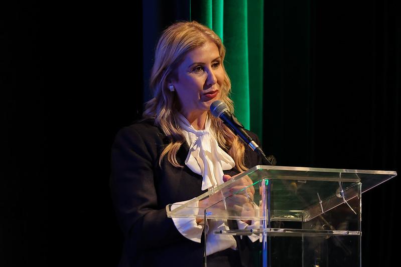 Foto de Luciane Ceretta assumindo como secretária de Educação de SC