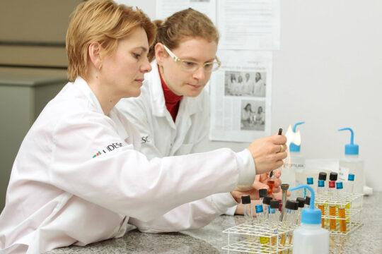 Imagem ilustrativa de um laboratório de alimentos
