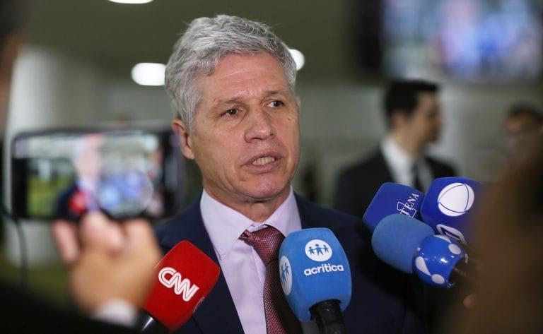 Ministro Paulo Teixeira falando em microfone durante reunião da Comissão de Agricultura