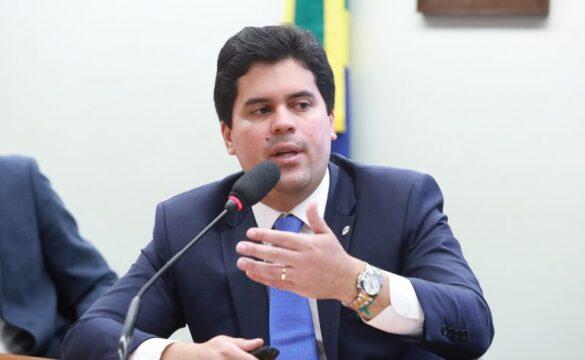 Ministro do Esporte André Fufuca em debate sobre políticas públicas