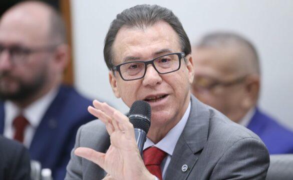 Ministro do Trabalho Luiz Marinho apresentando dados