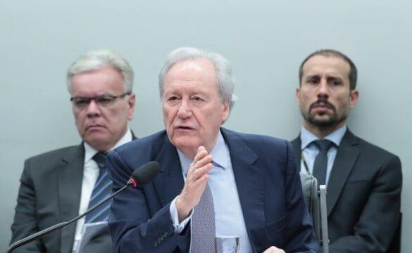 Imagem dos Ministros dando explicações sobre concessão de asilo