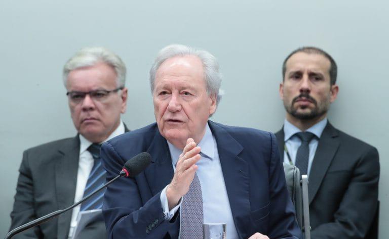 Imagem dos Ministros dando explicações sobre concessão de asilo