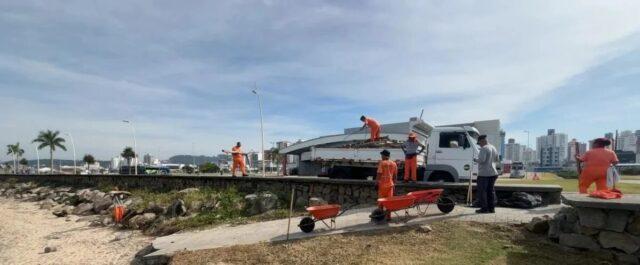 Equipe realizando limpeza urbana em São José