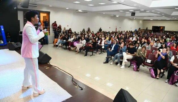 Foto das palestrantes Nath Finanças e Giovanna Antonelli no evento Caravana Delas