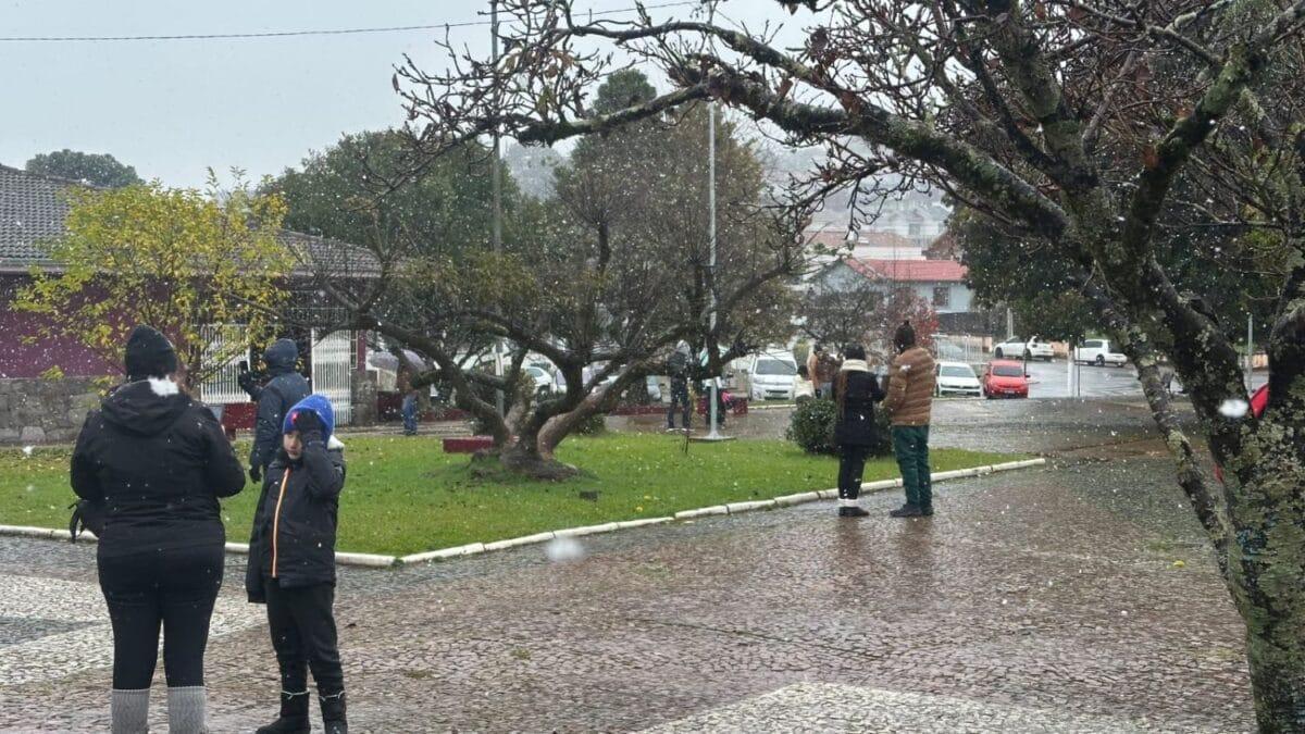 Primeira neve do ano em São Joaquim, Urupema, Bom Jardim da Serra e Urubici